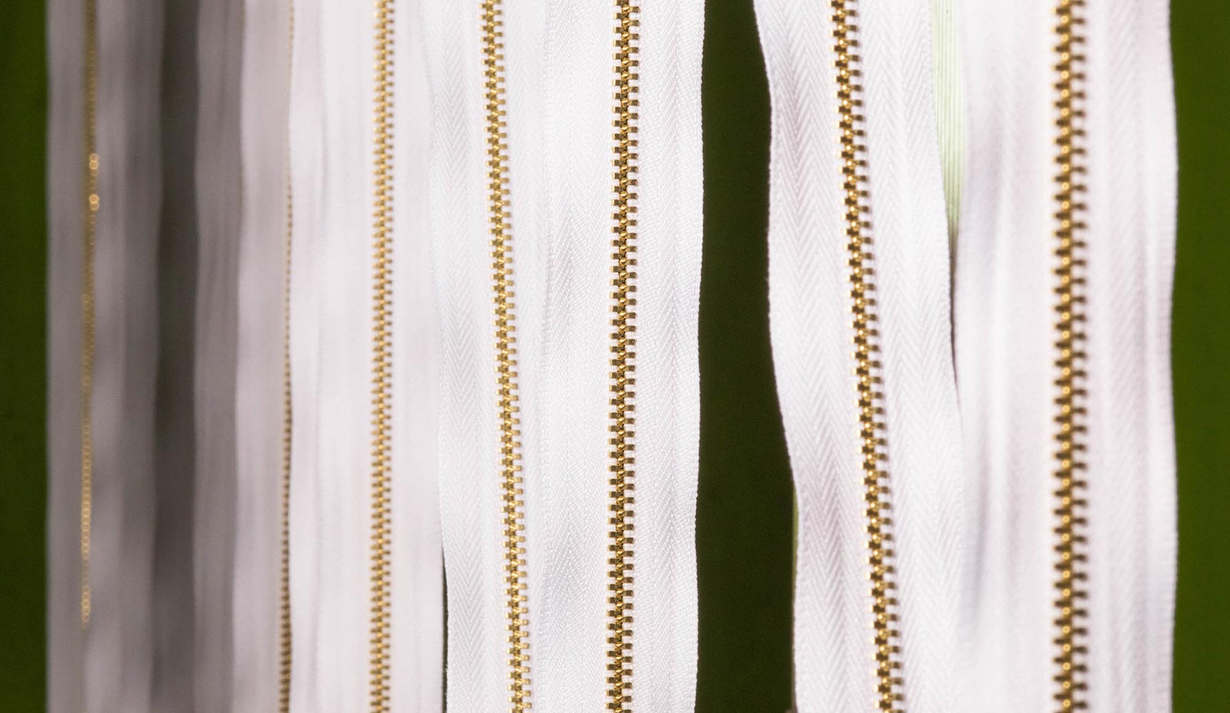 Asılı Beyaz Fermuarlar