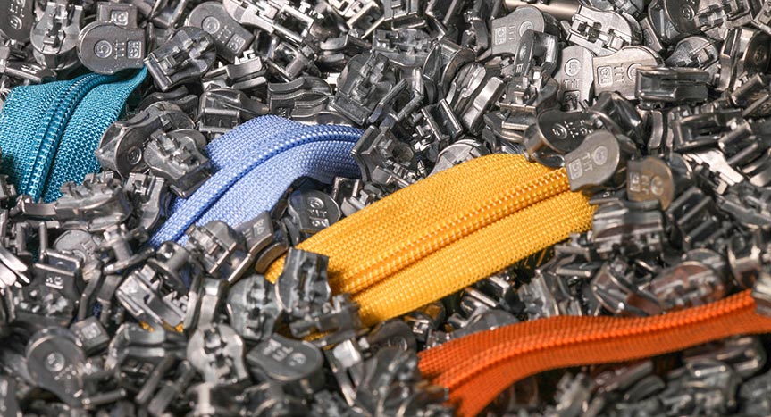 Elciklerin üzerinde renkli fermuarlar