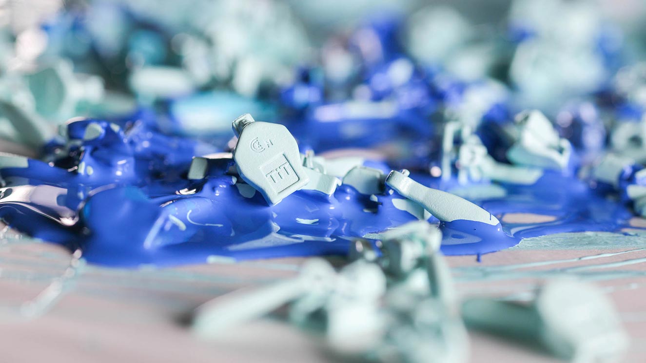 Mavi Boyanan Elcikler